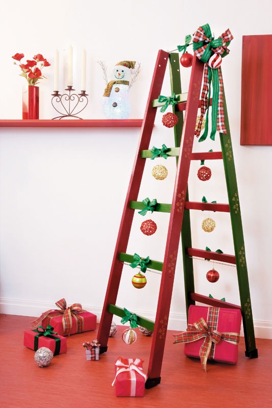 Árvore de natal diferente feita com escada 