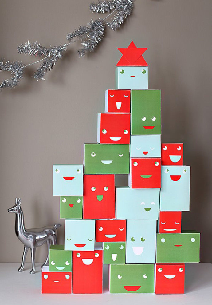 Árvore de natal criativa com caixas de papelão